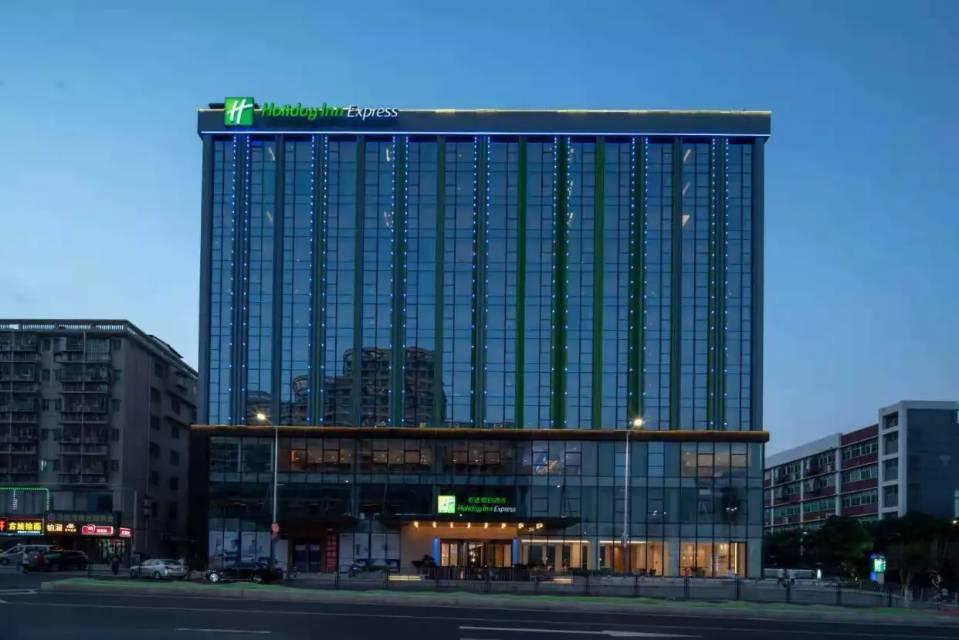 深圳四星级酒店最大容纳100人的会议场地|龙华智选假日酒店的价格与联系方式